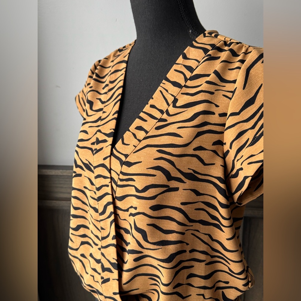 Nine West Dolman Surplice Tiger Print V-Neck Top small - Picture 5 of 9